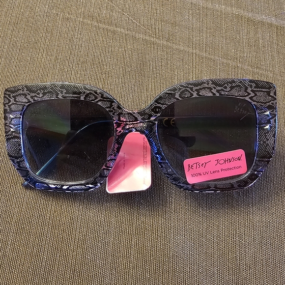 Betsey Johnson Accessories - NWT Betsey Johnson Sunglasses Snakeskin Purple Serpant 100% UV